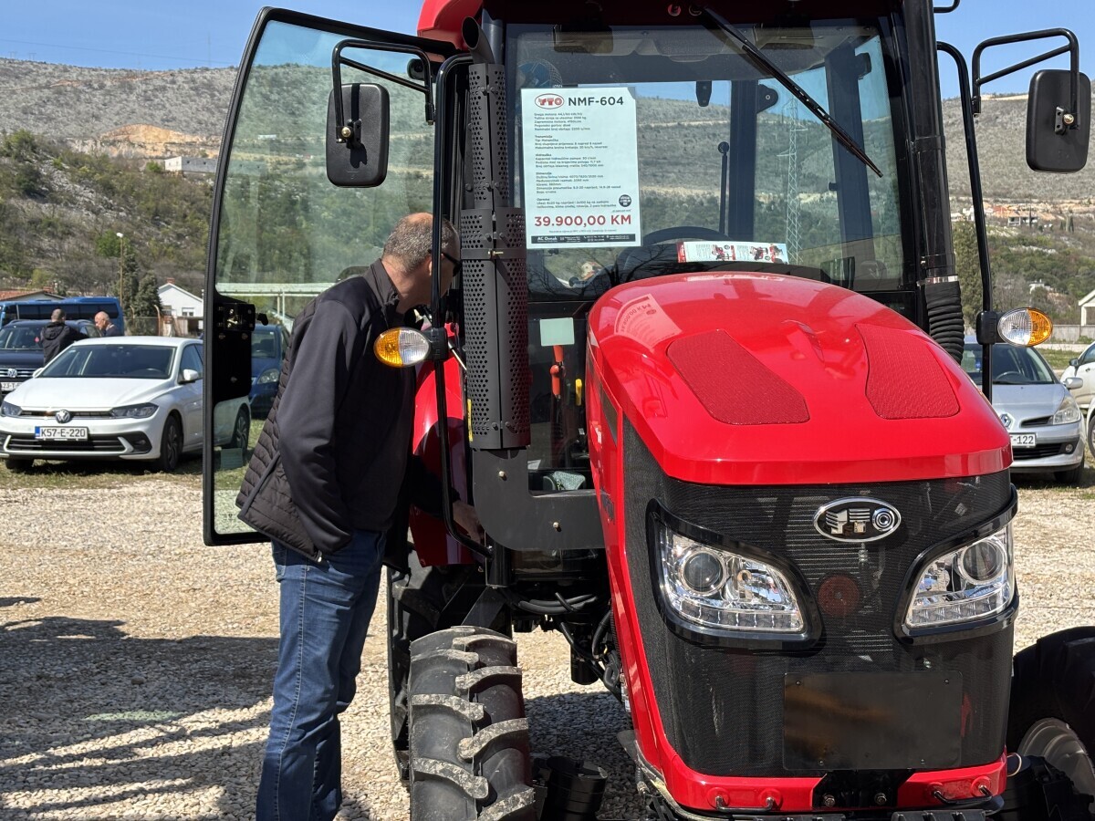 čovjek razgleda unutrašnjost traktora